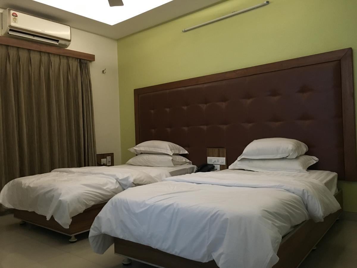 Hotel Executive สุรัต ภายนอก รูปภาพ