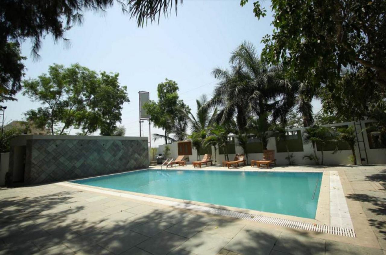 Hotel Executive สุรัต ภายนอก รูปภาพ
